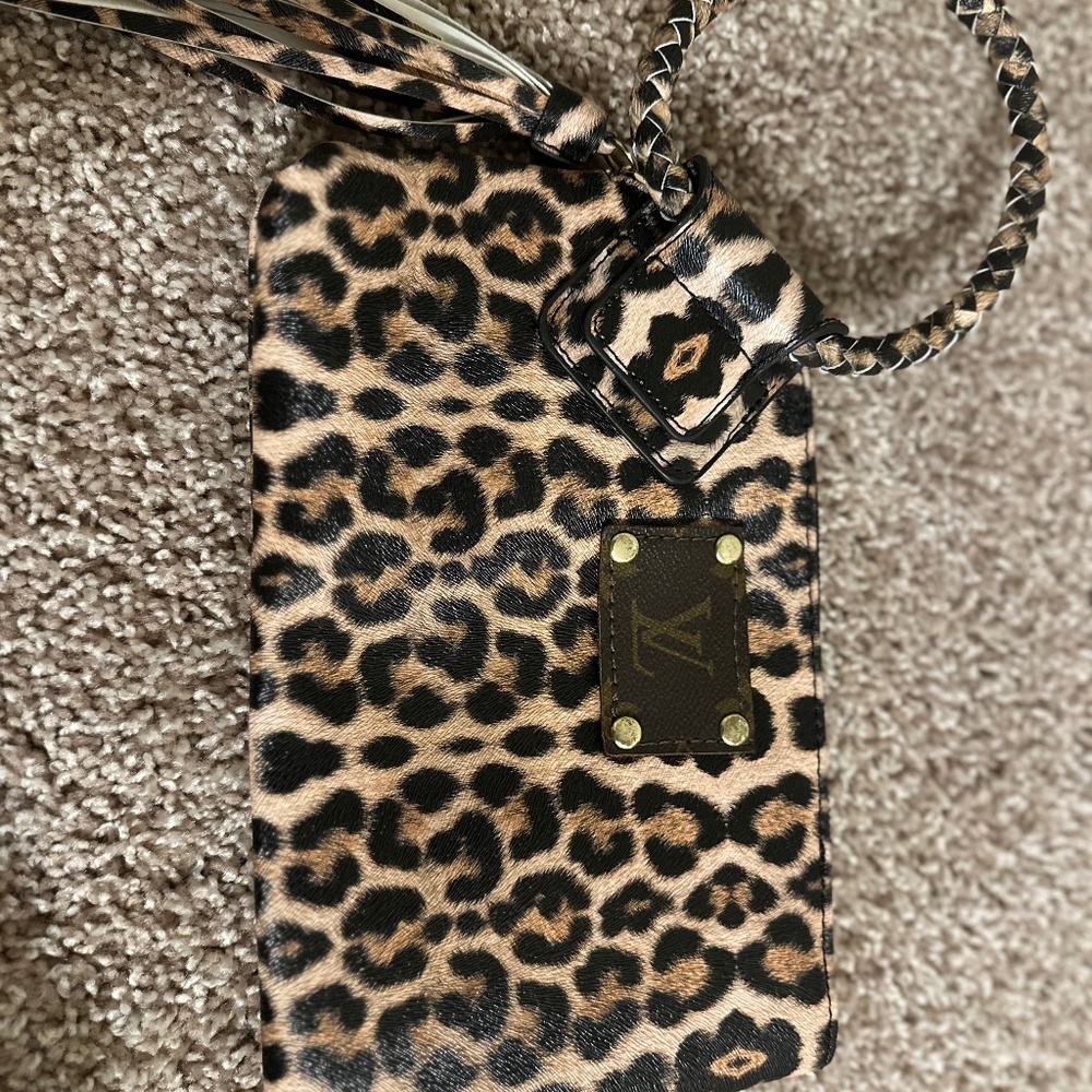Leopard capacity wristlet
